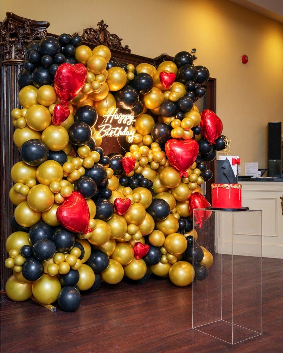 Glamorous gold and black birthday party decoration by Party Boutiques, Thornhill GTA